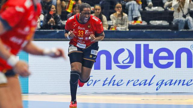 La jugadora española Kaba Gassama celebra un gol durante el partido que las selecciones femeninas de balonmano de España y Argentina.