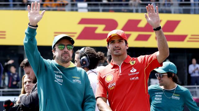 Fernando Alonso y Carlos Sainz saludan a la afición