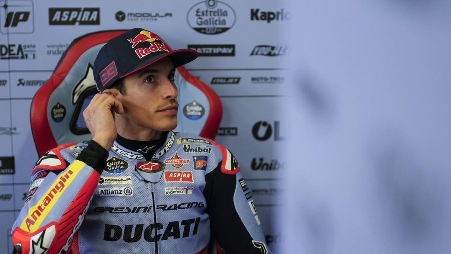 Marc Márquez en el box del equipo Gresini