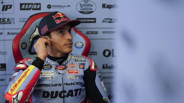 Marc Márquez en el box del equipo Gresini