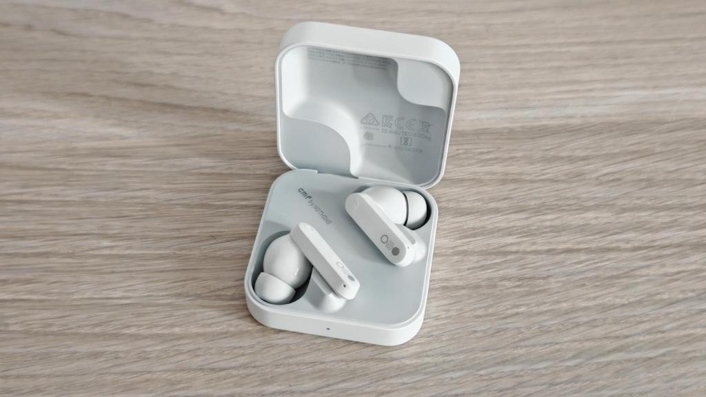 Los auriculares CMF Buds.