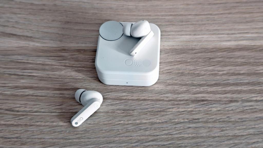 Los auriculares CMF Buds y el estuche de carga.