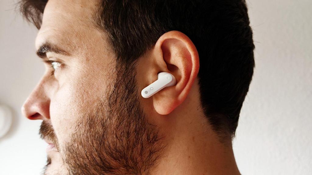 Un auricular CMF Buds puesto en la oreja.