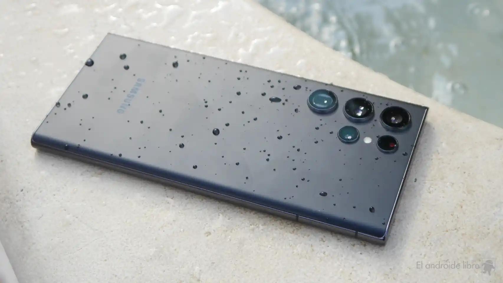 Samsung Galaxy S21 Ultra en una fuente