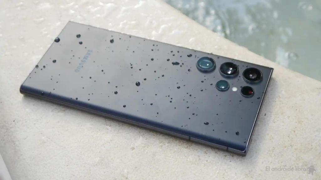 Samsung Galaxy S21 Ultra en una fuente