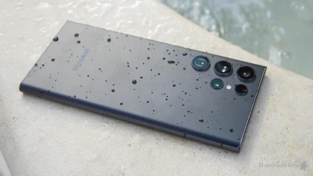 Samsung Galaxy S21 Ultra en una fuente