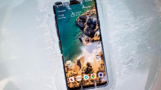 Móvil cayéndose al agua