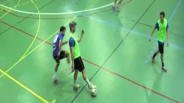 El momento en el que el futbolista suelta la patada al rival.