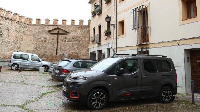 Varios vehículos aparcados en el Casco Histórico de Toledo.