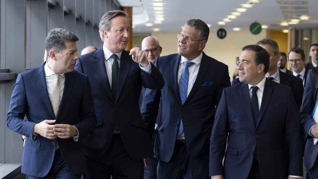 Fabian Picardo (Gibraltar), David Cameron (Reino Unido), Maros Sefkovic (Comisión Europea) y José Manuel Albares (España),  reunidos en Bruselas.