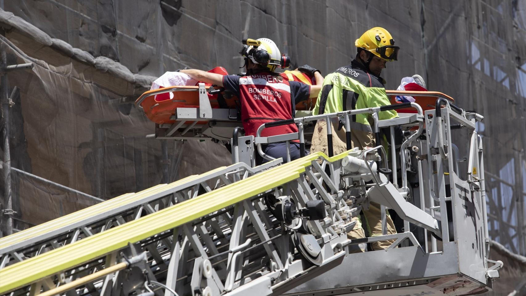 Los bomberos rescatan a un trabajador, en una imagen de archivo.