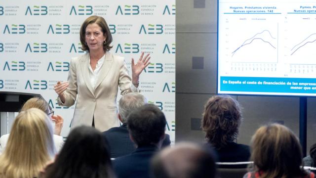 Alejandra Kindelán, presidenta de la AEB, durante una rueda de prensa.