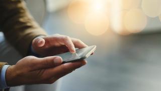 Un usuario con su teléfono.