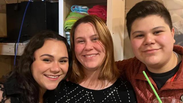 Bianca Pitman con sus hijos, ambos mayores de edad.