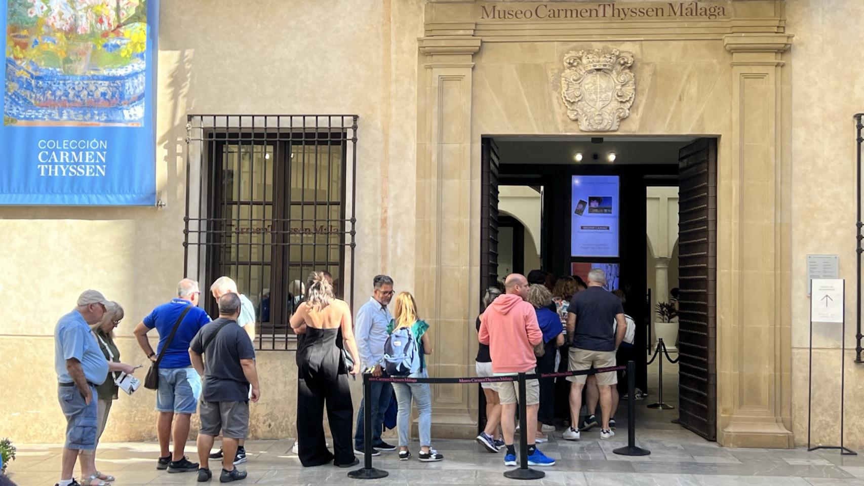Varias personas en la entrada del Museo Carmen Thyssen Málaga.