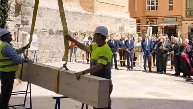 Izado de la primera viga del nuevo tejado de la Catedral de Málaga.