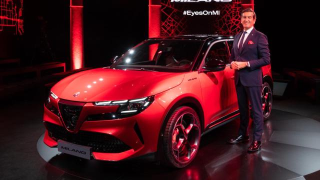 El director de Diseño de Alfa Romeo, Alejandro Mesonero-Romanos, junto con el Alfa Romeo Milano.