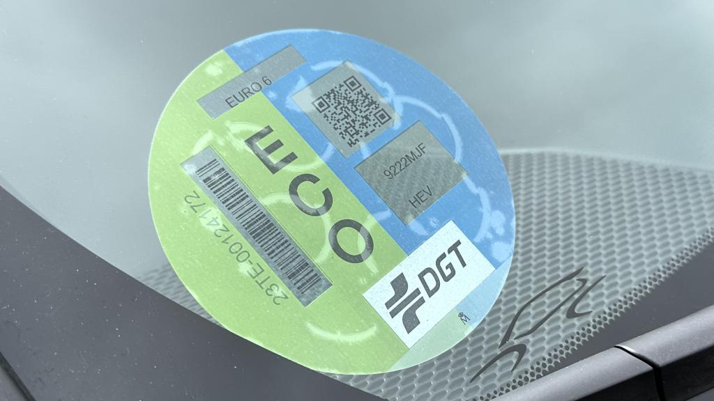 Etiqueta eco de la DGT del Toyota Corolla Cross.