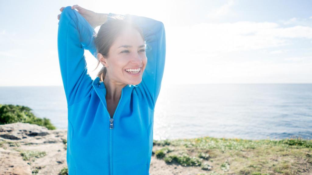 Mujer haciendo ejercicio al aire libre para fortalecer el cuerpo.