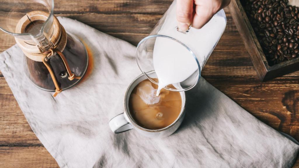 Taza de café con leche de coco.