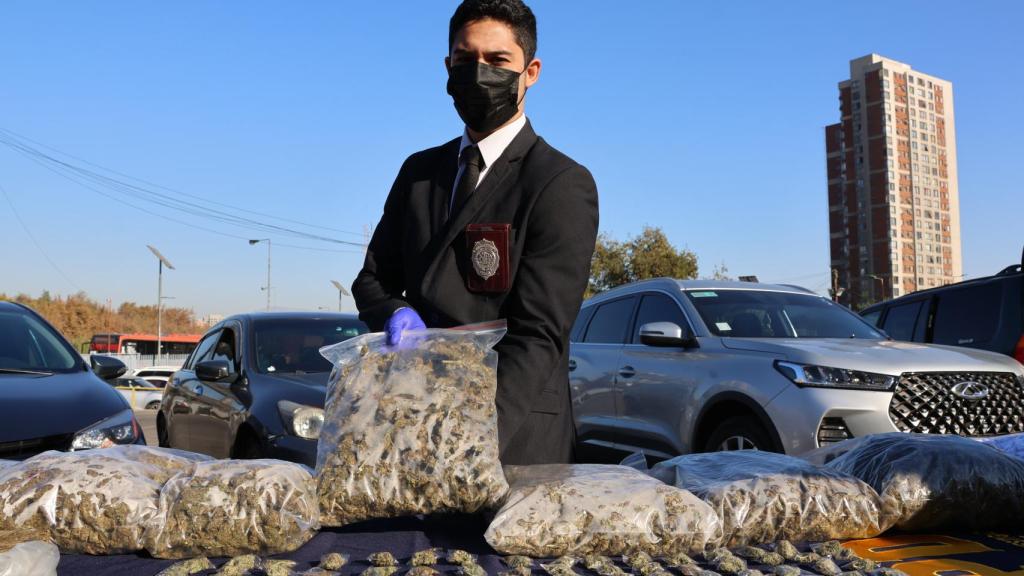 La Policía de Investigaciones de Chile (PDI) incauta droga de la banda Los Trinitarios.