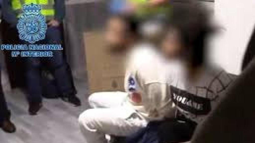Cámaras de seguridad del Ministerio del Interior muestran a miembros de Los Trinitarios detenidos.