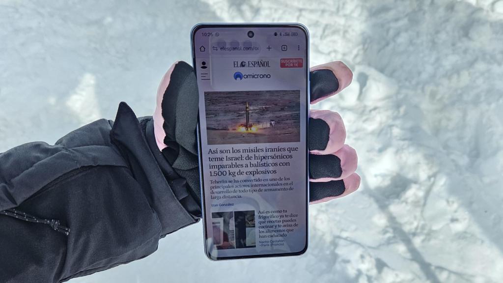 La pantalla del Oppo Reno 11F 5G se ven con claridad en zonas muy luminosas