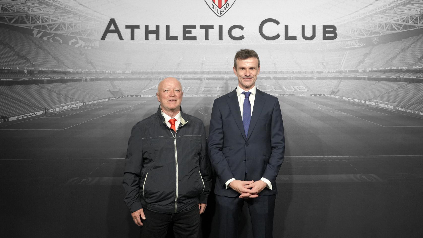 Gerardo Flores (izquierda) junto al presidente del Athletic Club de Bilbao, Jon Uriarte.