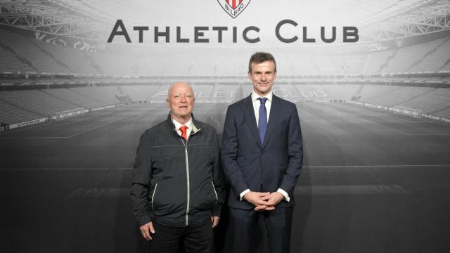 Gerardo Flores (izquierda) junto  al presidente del Athletic Club de Bilbao, Jon Uriarte.
