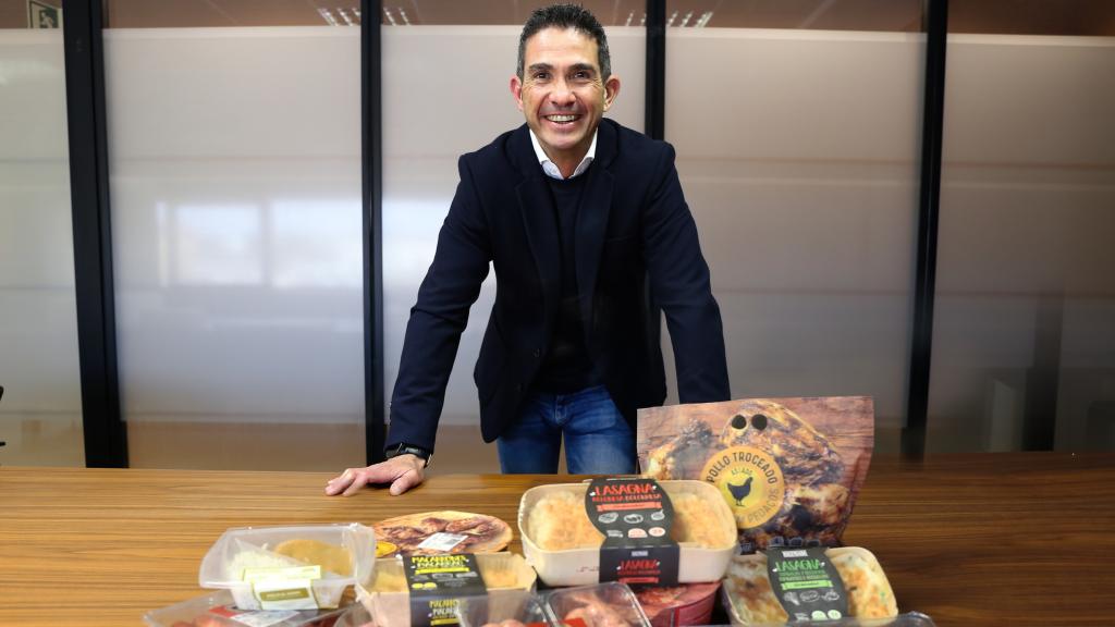 Raúl Martínez con los embutidos y lasañas que fabrica para Mercadona.