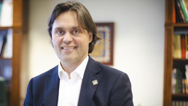 Francisco Oliva posa en su despacho de la Universidad Pablo de Olavide.