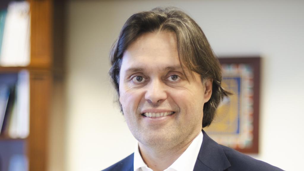 Francisco Oliva posa en su despacho de la Universidad Pablo de Olavide.