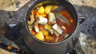 Plato de 'all i pebre' elaborado de la manera tradicional.