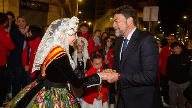 Martina Lloret Rocamora, junto con el alcalde, Luis Barcala.