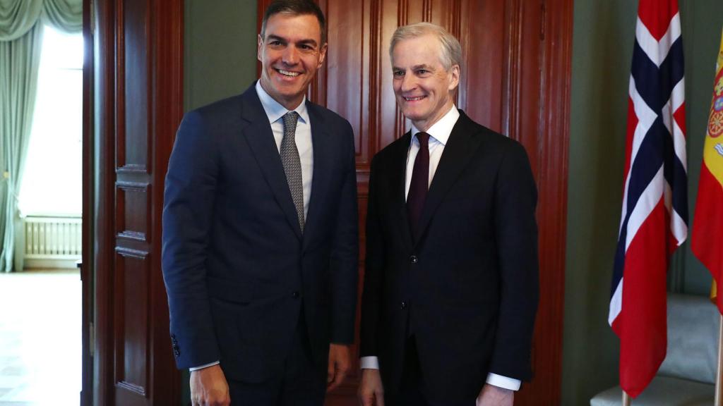El presidente del Gobierno, Pedro Sánchez, junto al primer ministro del Reino de Noruega, Jonas Gahr Støre.