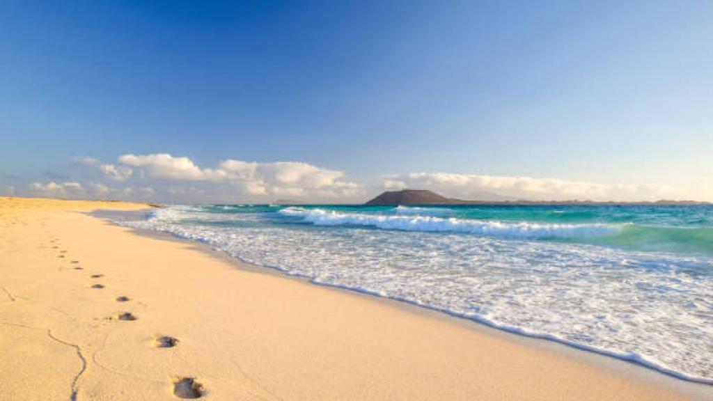 Vista de la Isla de Lobo y Lanzarote desde Corralejo, en Fuerteventura
