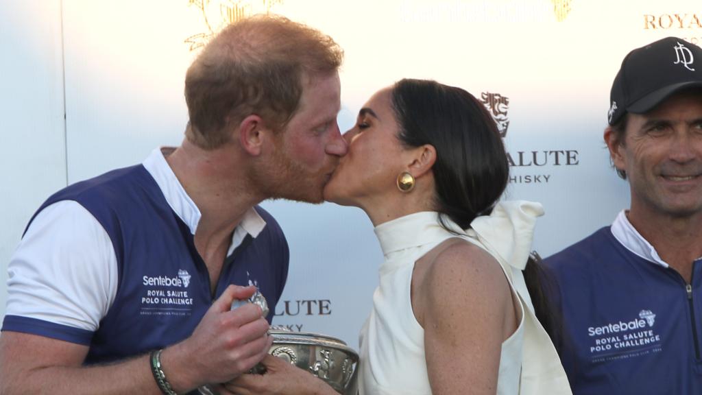 El beso que se han dado Harry y Meghan, este pasado viernes, en Miami.