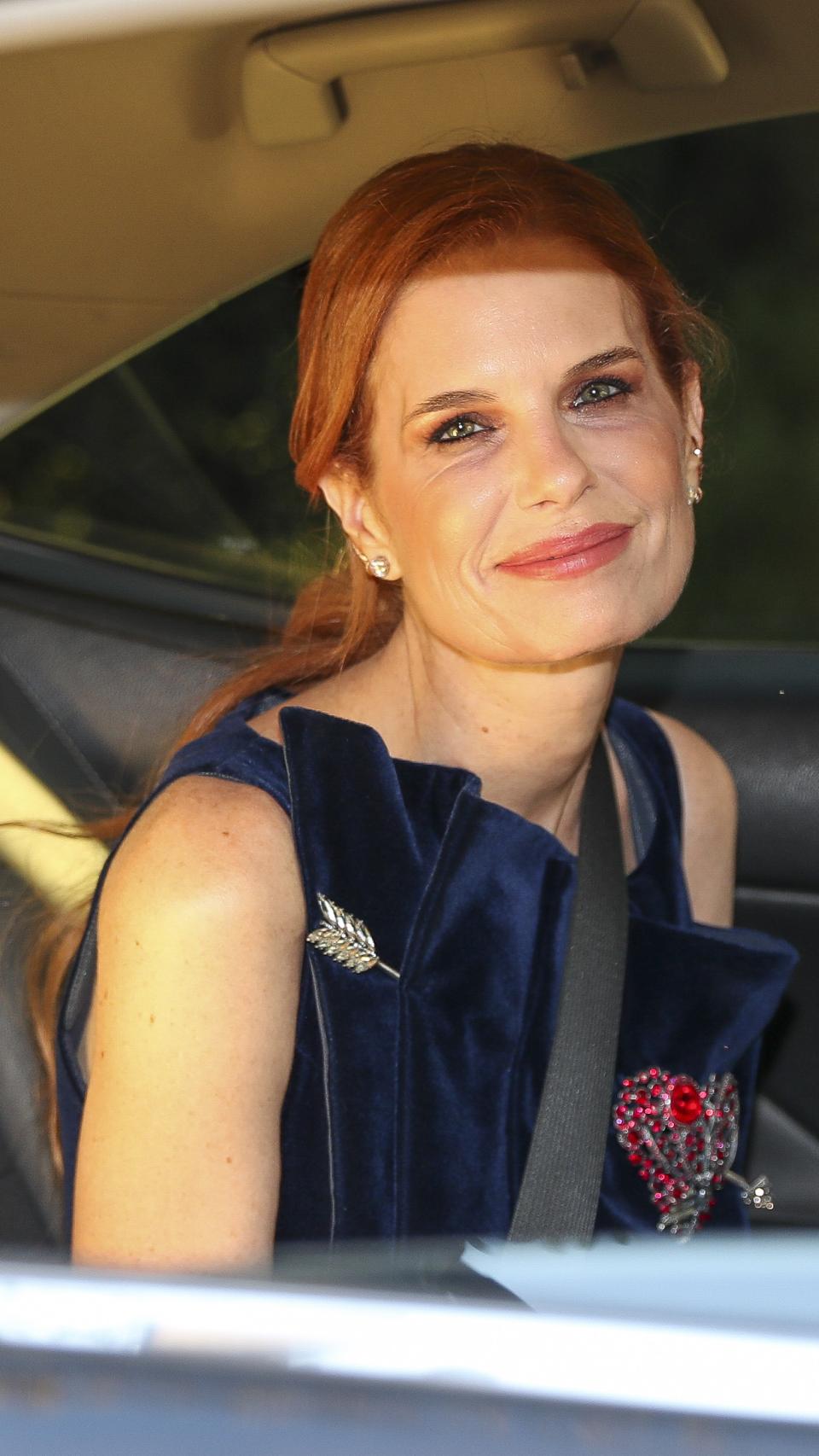 Olivia de Borbón, sonriente, llegando a su fiesta de cumpleaños.