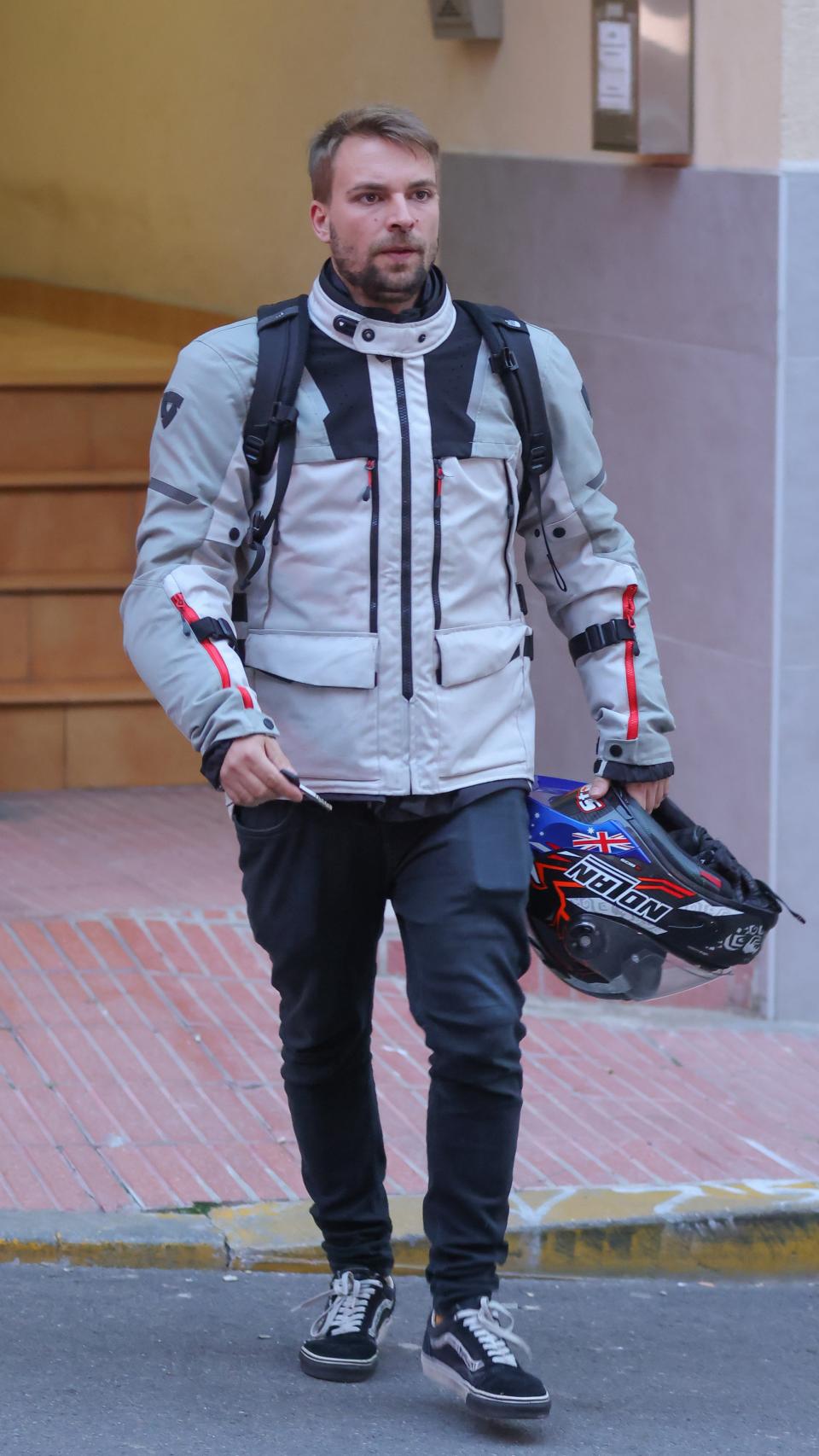 José María Almoguera, hijo de Carmen, saliendo de su casa, hace unos días.