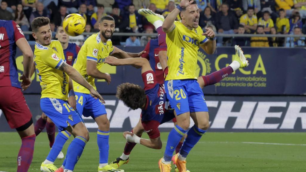 Momento en el que Joao Félix remata de chilena para marcar ante el Cádiz.