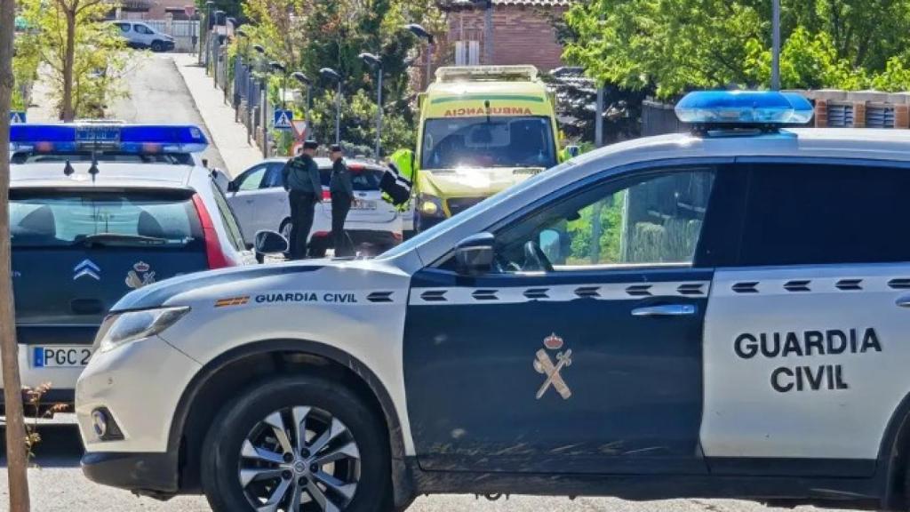 La Guardia Civil en la calle Fuente Valdoma de la urbanización Medina Azahara de Chiloeches