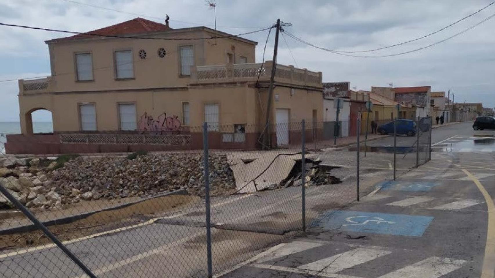 Vial destrozado en la avenida Ingeniero Codorniu en la Playa de Babilonia de Guardamar