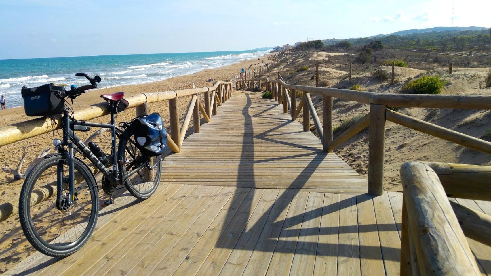 Una de las rutas en los entornos de las dunas de Guardamar.