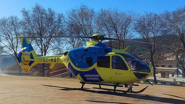 Imagen de un helicóptero medicalizado de Sacyl.