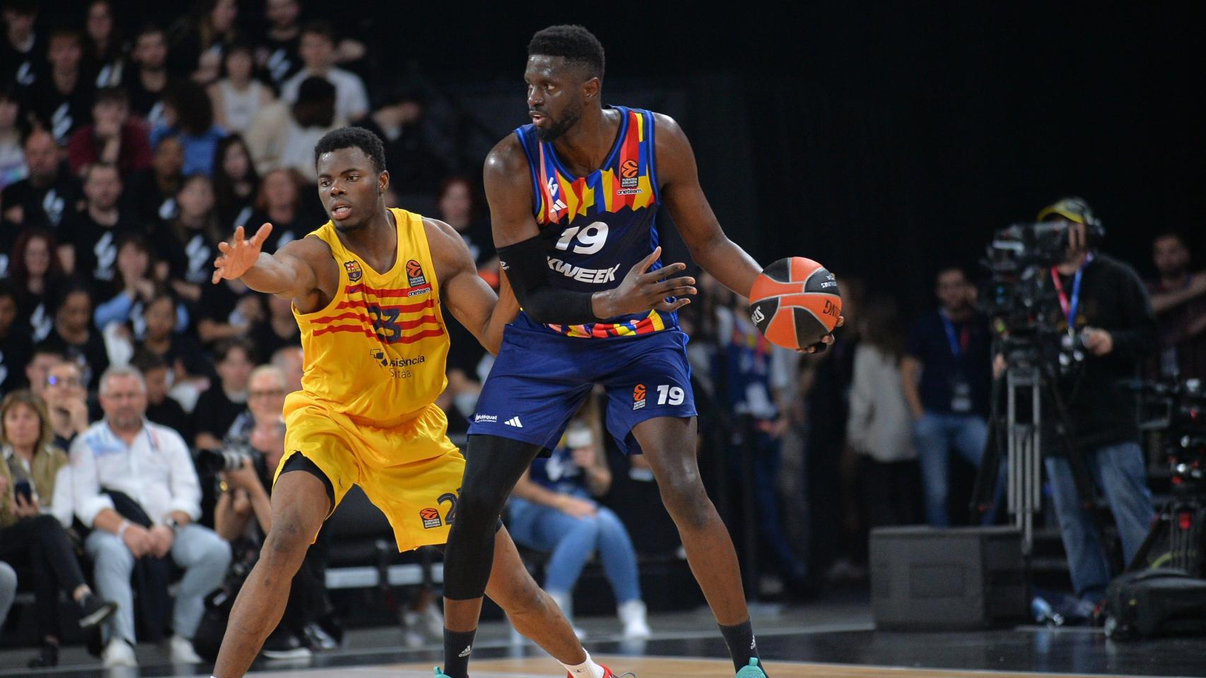 James Nnaji realiza una defensa ante un jugador del Asvel.