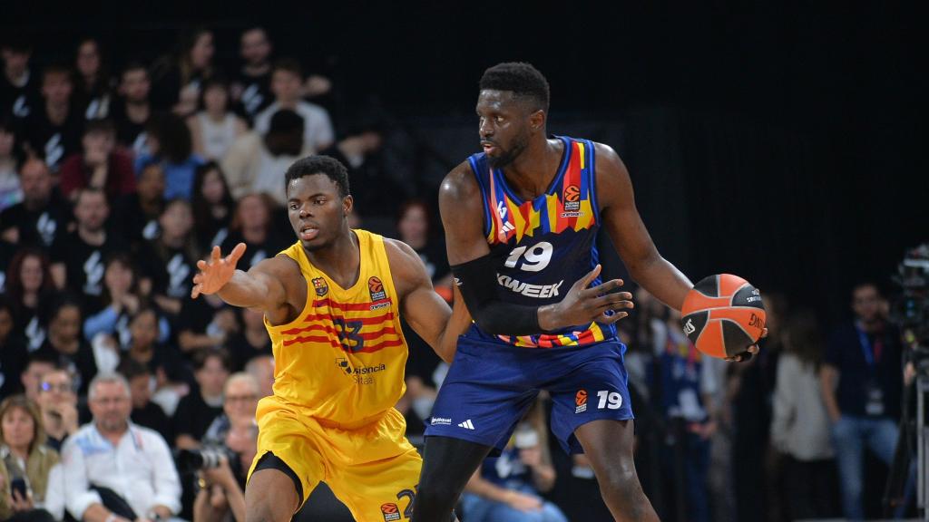 James Nnaji realiza una defensa ante un jugador del Asvel.