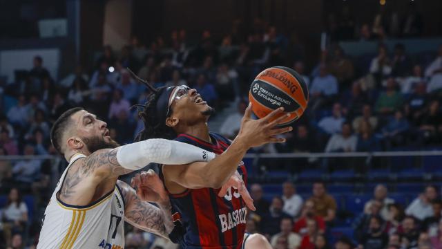El pívot francés del Real Madrid, Vincent Poirier (i) defiende al ala pívot nigeriano del Baskonia, Chima Moneke durante el partido de la Euroliga