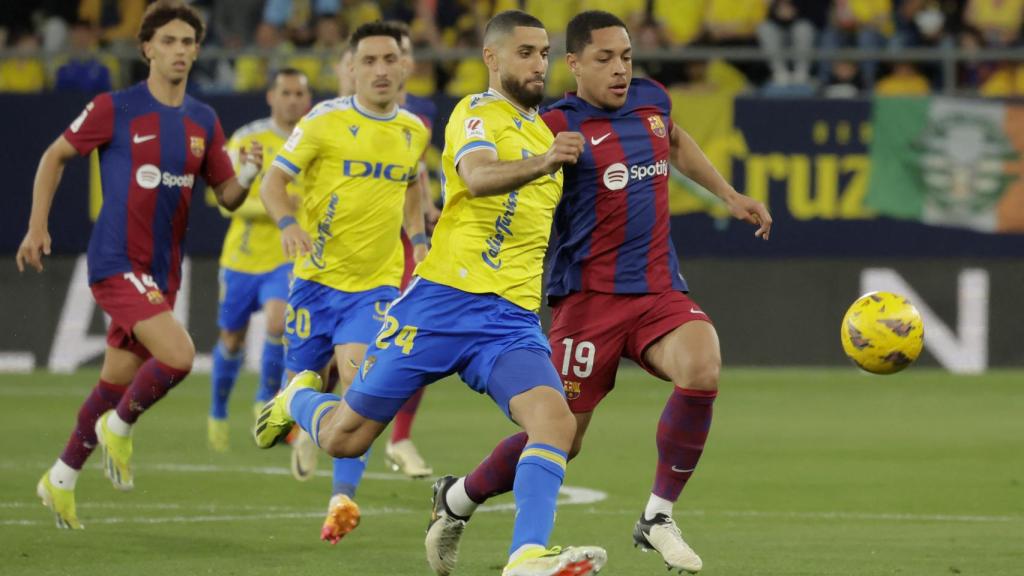 Vitor Roque, ante Aiham Ousou.
