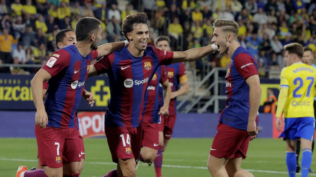 Joao Félix celebra su gol frente al Cádiz con Ferrán Torres y Fermín López.
