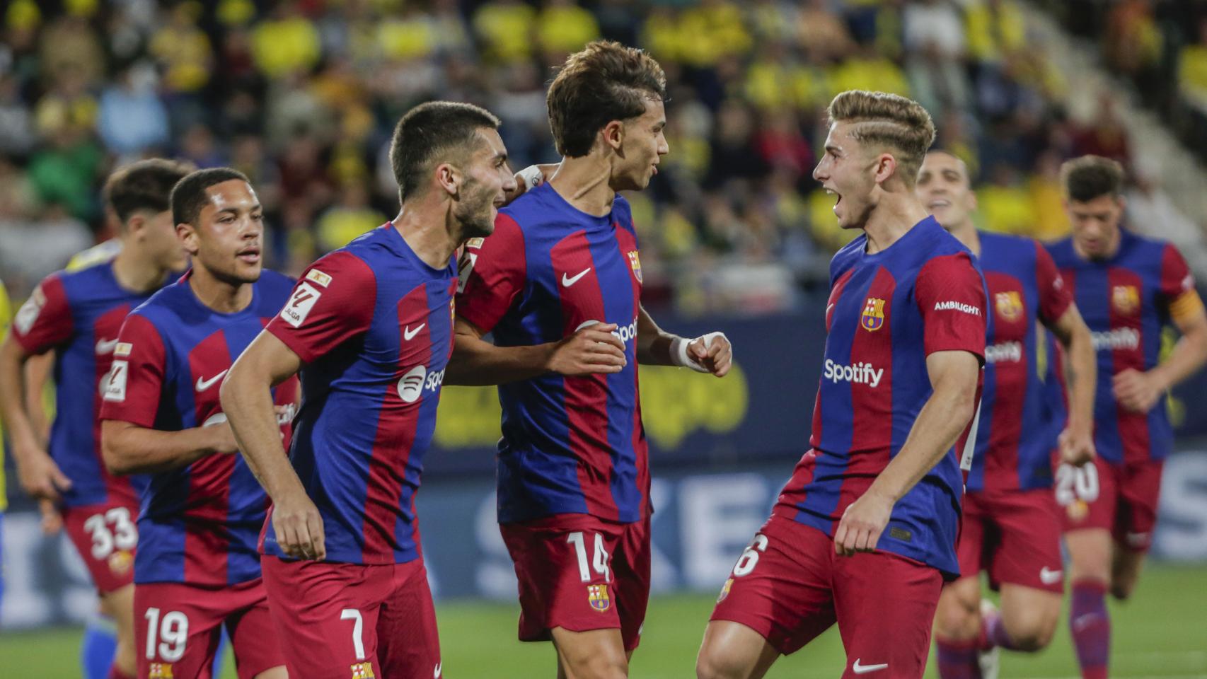 Joao Félix celebra su gol ante el Cádiz con Ferrán Torres y Fermín López.